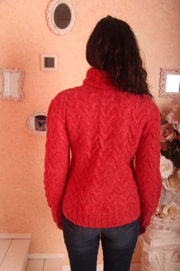 Тёплый вязаный свитер вид сзади